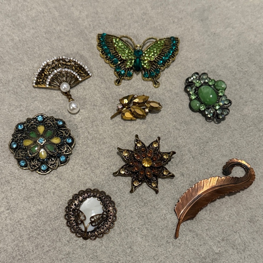 8pc Assorted Brown and Green Brooch Lot